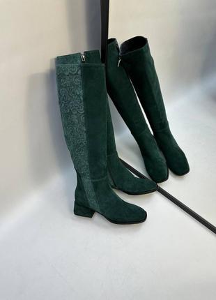 Темно зелені чоботи до коліна замша + шкіра з квітковим тисненням багато кольорів