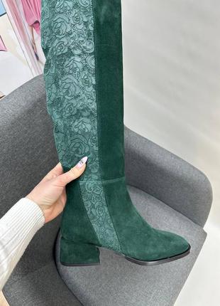 Темно зелені чоботи до коліна замша + шкіра з квітковим тисненням багато кольорів