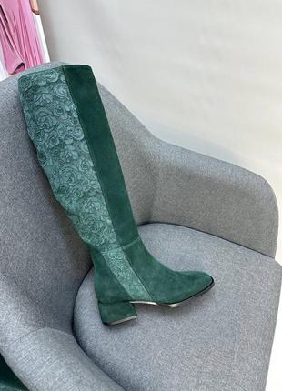 Темно зелені чоботи до коліна замша + шкіра з квітковим тисненням багато кольорів