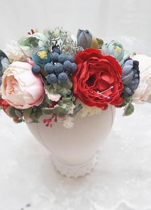 Венок с цветами на голову украинский в красно синих тонах высота 15-17 см