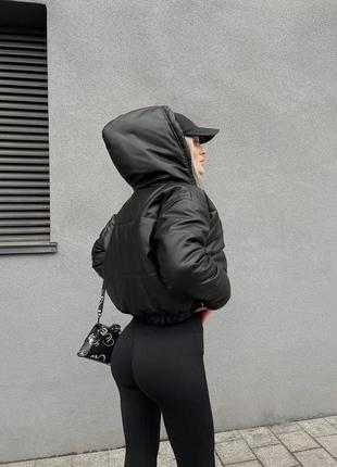 Куртка из эко кожи короткая кожаная с капюшоном из кожужа курточка черная бежевая укороченная теплая стильная трендовая5 фото
