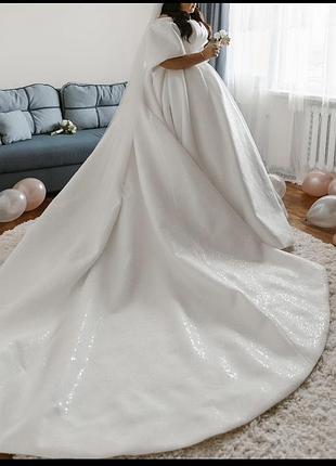 Весільна сукня.