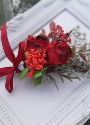 Бутоньерка красная с розами. бутоньерка на выпускной. свадебная бутоньерка
