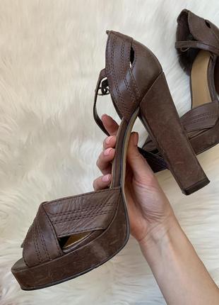 Кожаные босоножки на высоком каблуке carvela6 фото