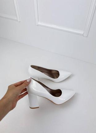 Біли лакові туфлі с гострим носиком