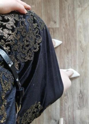 Шикарное бархатное платье черная с золотистым узором с рукавами мальенькое черное платье4 фото