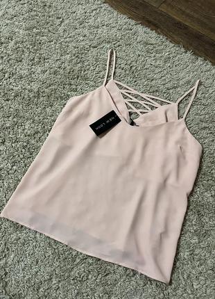 Розовая персиковая майка топ футболка блуза с портупеями