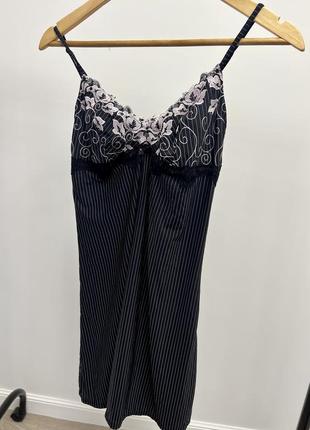 Ночнушка з вишивкою на грудях