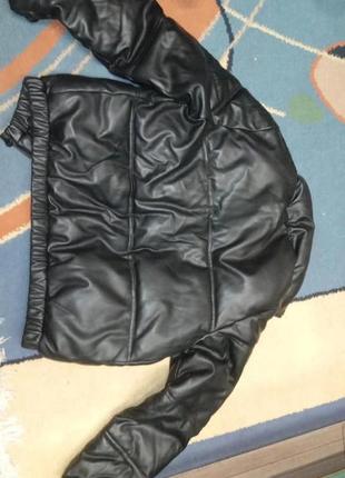 Черная короткая куртка5 фото