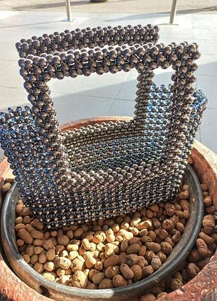 Сумка из бусин с квадратными ручками