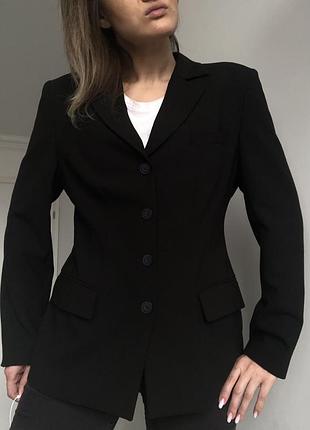 Приталений піджак з широкими плечима, у складі шерсть