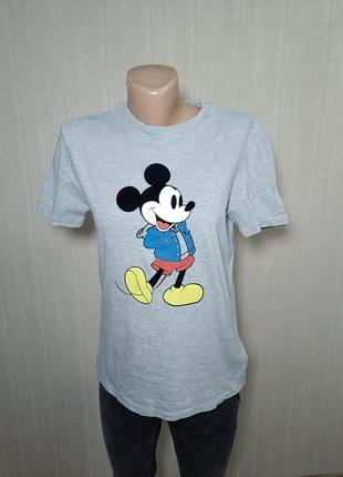 Футболка с принтом mickey mouse. серая футболка с принтом микки маус. фирменная футболка