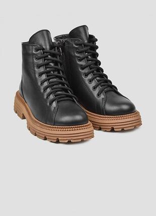 Зимние кожаные ботинки на коричневой подошве