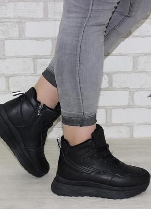 Женские зимние спортивные черные ботинки на меху2 фото