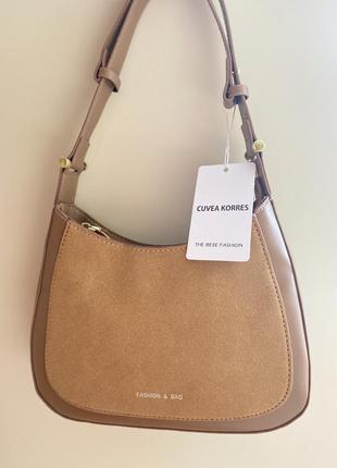 Модна жіноча сумка багет в карамельному кольорі