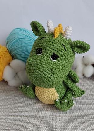 М'яка іграшка дракоша зелений (висота 17 см, напівбавовняна пряжа, наповнювач: холлофайбер)