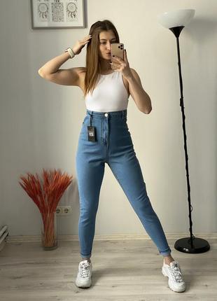 Джинсы mom boohoo