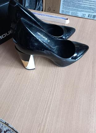 Туфли черные лаковые.