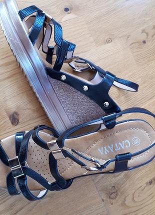 Нові босоніжки на танкетці