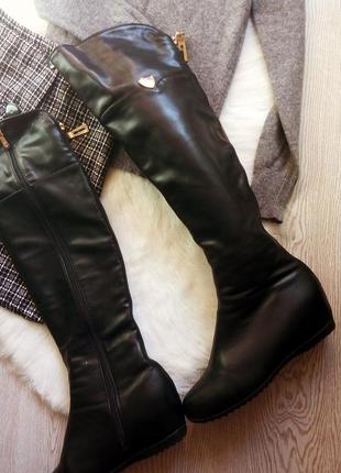 Черные высокие сапоги ботфорты за колено кожаные деми зимние на скрытой танкетке4 фото