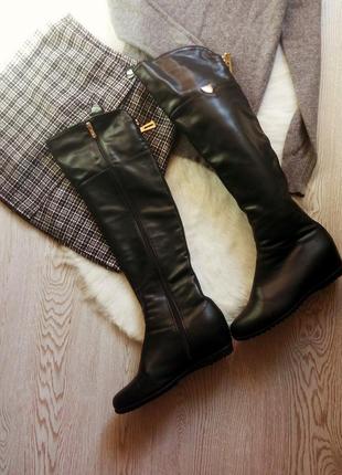 Черные высокие сапоги ботфорты за колено кожаные деми зимние на скрытой танкетке2 фото