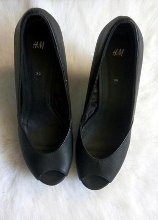 Черные босоножки кожаные матовые замшевые на танкетке легкие нарядные офисные туфли h&m5 фото