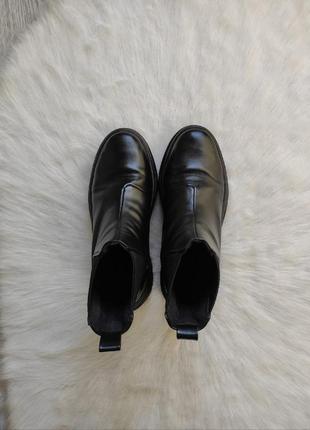 Черные кожаные деми сапоги низкие сапожки на платформе выступающей ботильоны кроссовки кожаные10 фото