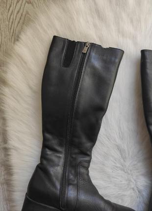 Черные натуральные кожаные зимние сапоги высокие на низком ходу каблуке с узором7 фото