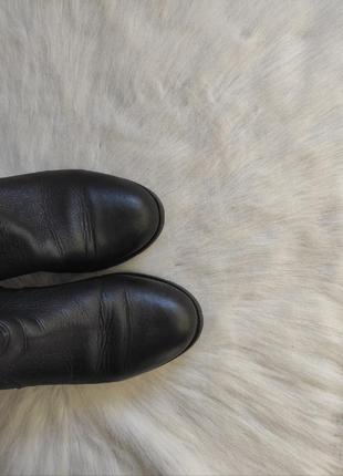Черные натуральные кожаные зимние сапоги высокие на низком ходу каблуке с узором6 фото