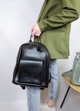 Рюкзак жіночий, з якісної еко-шкіри, м'який, вмісткий, чорного кольору,  на блискавці, для навчання, прогулянок
⠀9 фото