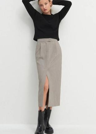 Стильная прямая серая юбка миди с разрезом по переду