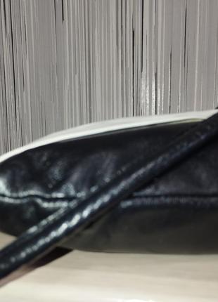 Винтажная кожаная мини сумка багет с контрастным бантиком8 фото