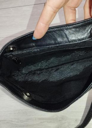 Винтажная кожаная мини сумка багет с контрастным бантиком9 фото