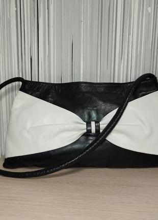 Винтажная кожаная мини сумка багет с контрастным бантиком3 фото