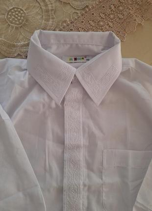 Новенька сорочка для хлопчика з  білою вишивкою. вишиванка2 фото