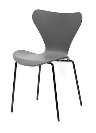 Серый стул с пластиковым фигурным сиденьем и черными металлически ножками max metal-2-bk