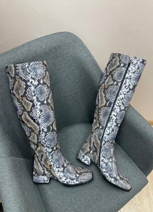 Сапоги до колена из натуральной кожи с тиснением под рептилию много цветов