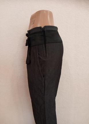 Темно-серые женские брюки из искусственной костюмной ткани с атласным бантиком6 фото