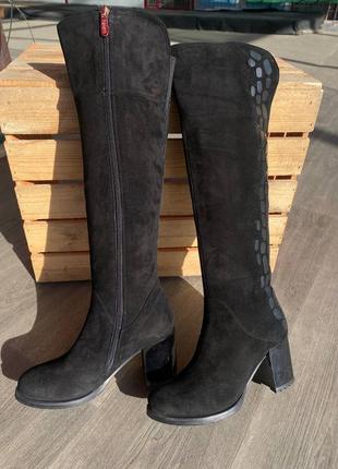 Жіночі чоботи з натуральної замші чорного кольору на каблуку 7 см