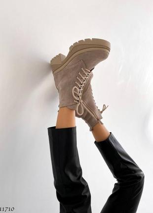 Женские кожаные ботинки бежевого цвета8 фото