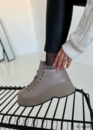 Женские кожаные ботинки бежевого цвета3 фото