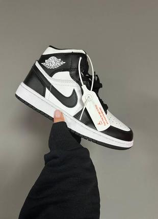 Зимние женские кроссовки nike air jordan 1 retro winter white black fur черного с белым цветов мех