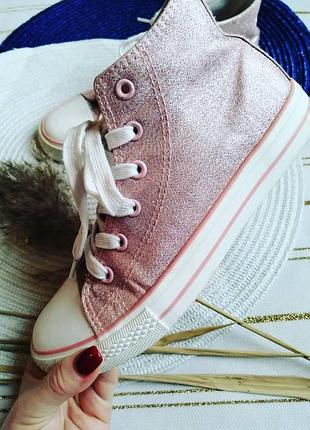 Рожеві кеди