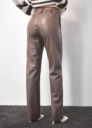 Жіночі брюки з еко-шкіри прямого крою кольору капучино. модель 1777 trikobakh.3 фото