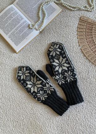 Теплые зимние варежки с орнаментом