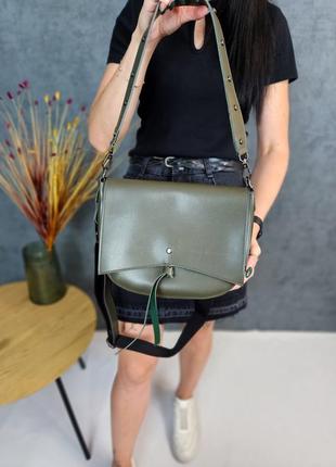 Стильная сумка из качественной эко кожи, на длинном ремешке, с карманчиком на молнии, кросс-боди цвета хаки, через плечо7 фото