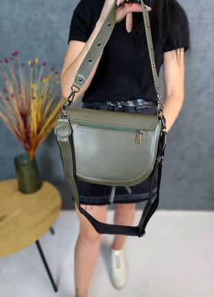 Стильная сумка из качественной эко кожи, на длинном ремешке, с карманчиком на молнии, кросс-боди цвета хаки, через плечо9 фото