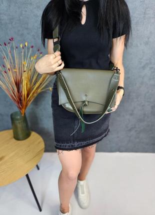 Стильная сумка из качественной эко кожи, на длинном ремешке, с карманчиком на молнии, кросс-боди цвета хаки, через плечо3 фото