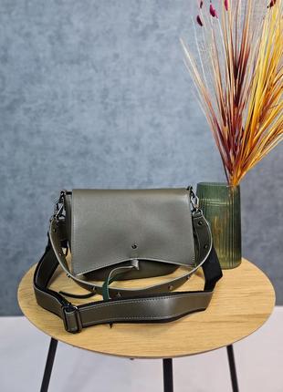 Стильная сумка из качественной эко кожи, на длинном ремешке, с карманчиком на молнии, кросс-боди цвета хаки, через плечо2 фото