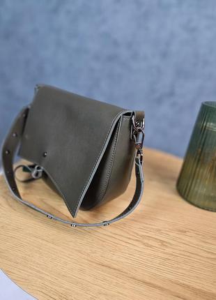 Стильная сумка из качественной эко кожи, на длинном ремешке, с карманчиком на молнии, кросс-боди цвета хаки, через плечо4 фото